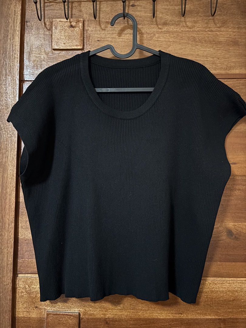 Black Ribbed Knit Batwing Sleeve Top (Category: Blouses) located in Trece Martires City. Submitted by decluttercloset_niks (Listing ID 1460298663, Image 1). Description: - Basic black top with ribbed knit texture - Cap sleeves and rounded neckline - Versatile for everyday wear - Can be dressed up or down - Ideal for layering or wearing solo - Comfortable fit.