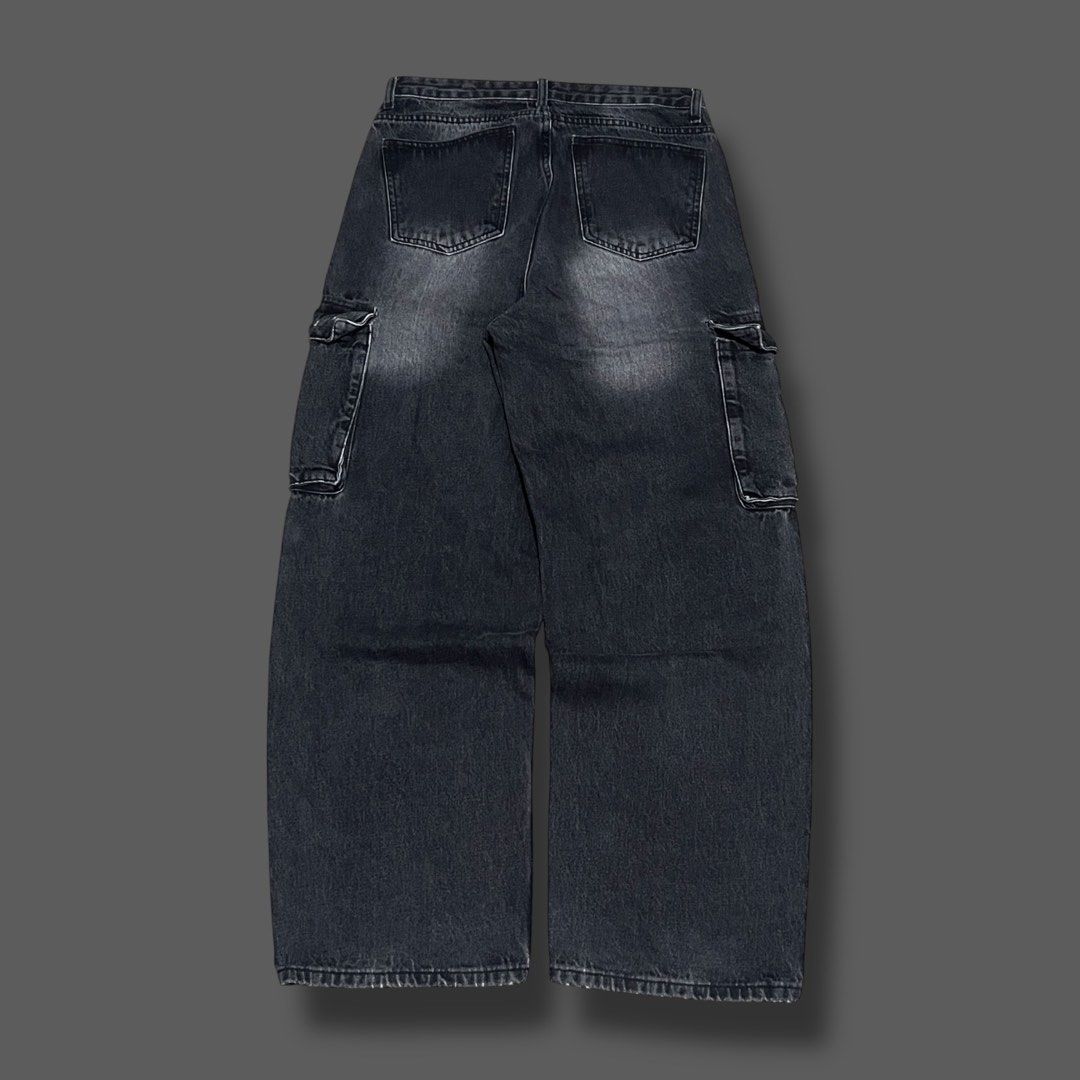 Black Washed Baggy Cargo Denim Jeans (Category: Jeans) located in Binangonan. Submitted by solothuggin_ (Listing ID 1460174003, Image 2). Description: Black Washed Baggy Cargo Denim Jeans • fitting sits perfectly, beautiful piece • hard denim, high quality heavyweight fabric • pristine condition Waist: 31" Length: 41" Thigh: 13" Hem opening: 9" BEFORE: ₱980 free shipping nationwide thru J&T NOW: ₱650 + shipping fee Reminders: 1. Natural room ligh
