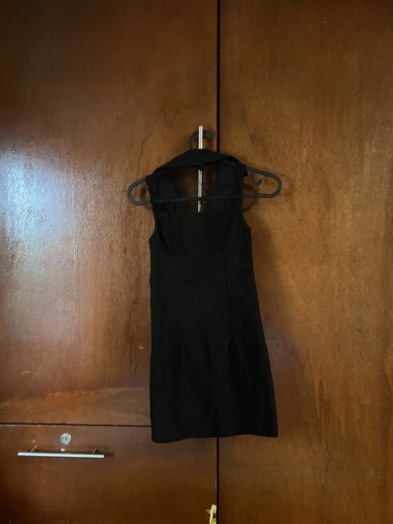 Black zip up sleeveless top with back pattern design (Category: Longsleeves) located in Iloilo. Submitted by shankirkpreloved (Listing ID 1460141454, Image 2). Description: Too small for me. Minor flaw (zipper in 4th photo) Disclaimer - Most items are preloved, so please limit your expectations. - Items will be washed, ironed, and packed properly, but it is recommended to wash them again once you recieve it. - Product color may slightly vary due 
