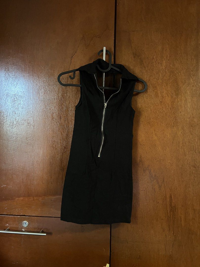 Black zip up sleeveless top with back pattern design (Category: Longsleeves) located in Iloilo. Submitted by shankirkpreloved (Listing ID 1460141454, Image 1). Description: Too small for me. Minor flaw (zipper in 4th photo) Disclaimer - Most items are preloved, so please limit your expectations. - Items will be washed, ironed, and packed properly, but it is recommended to wash them again once you recieve it. - Product color may slightly vary due 