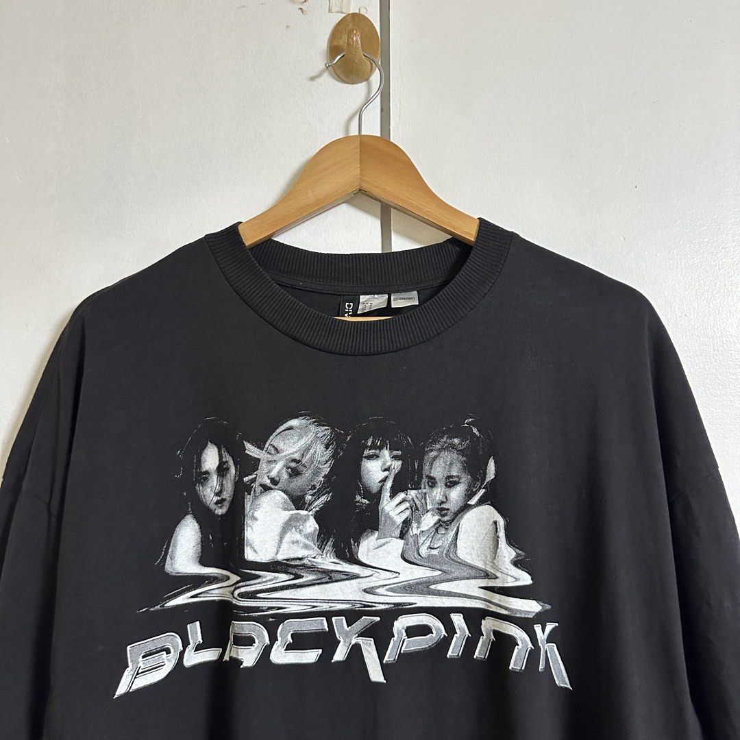 BLACKPINK x H&M Tee (Category: Luxury Apparel) located in General Trias. Submitted by seconddegreeco (Listing ID 1460259099, Image 3). Description: BLACKPINK x H&M Tee Medium Best fits Large-Semi XL 29 length 23 width Excellent ‼️ No issue.
