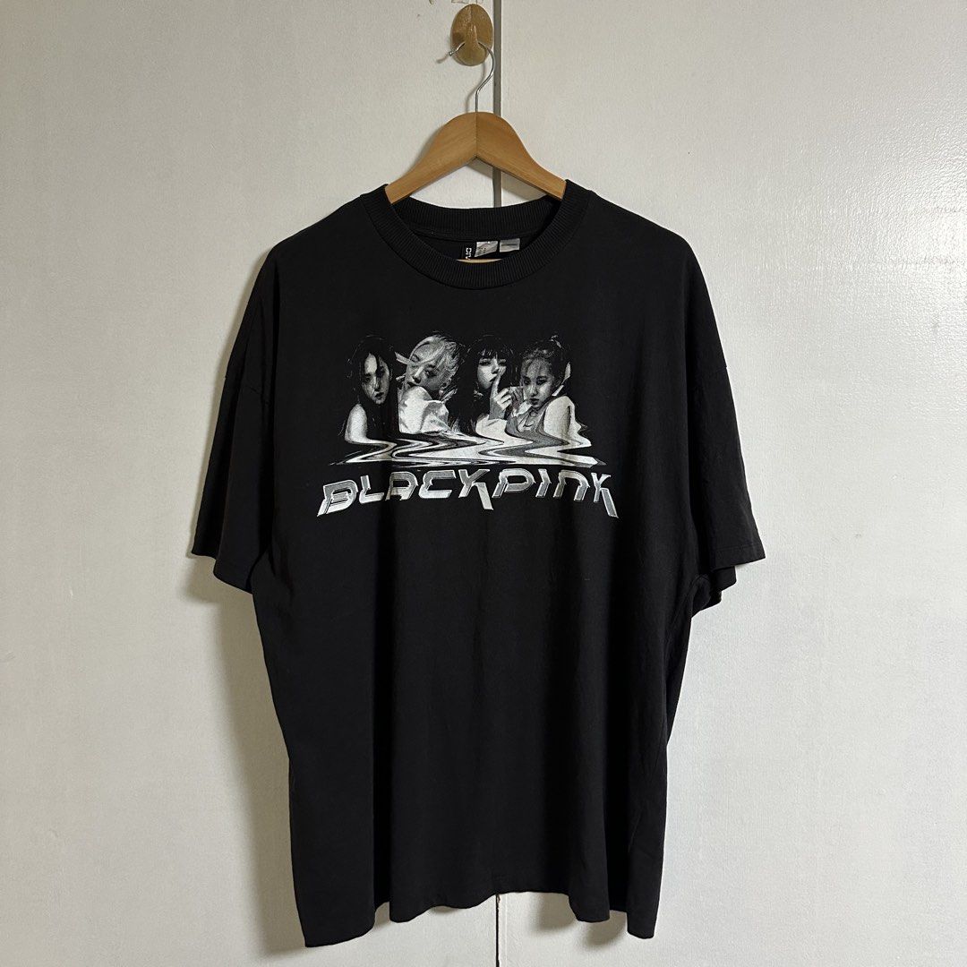 BLACKPINK x H&M Tee (Category: Luxury Apparel) located in General Trias. Submitted by seconddegreeco (Listing ID 1460259099, Image 2). Description: BLACKPINK x H&M Tee Medium Best fits Large-Semi XL 29 length 23 width Excellent ‼️ No issue.