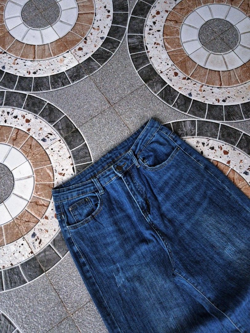 Blue denim washed Baggy Pants (Category: Jeans) located in Manila. Submitted by jboy_thrifts (Listing ID 1460156386, Image 3). Description: BLUE BAGGY PANTS SEMI Heavy, thick and hard MUST HAVE! Ganda neto sa personal Measurement (in inches) WIDTH: 30 / LENGTH: 39.5 THIGH : 12.5 / LEG HOLE : 10 CONDITION: 9 out 10 ISSUE: none ━━━━━━━━━━ ⓂⒾⓃⒺ: 350.