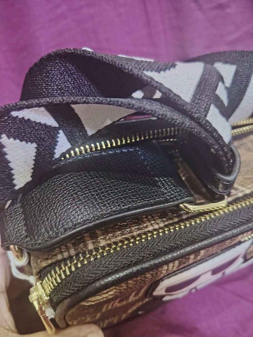 Bnew Original KL 2zip cambag (Category: Cross-body Bags) located in Quezon City. Submitted by G.E.M18 (Listing ID 1460123373, Image 3). Description: Bnew Original KL 2zip cambag With minimal dents lang sa harap. LP NA!!!!!.