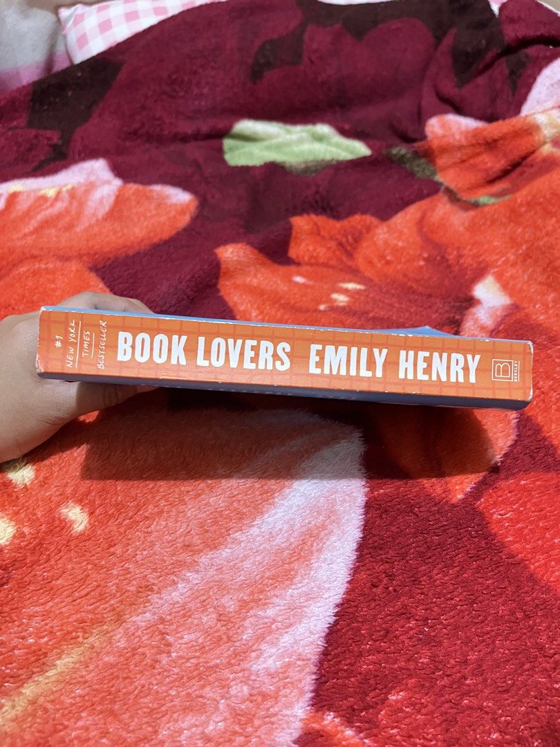 book lovers by emily henry (paperback) (Category: Storybooks) located in Manila. Submitted by daffodelle (Listing ID 1460278491, Image 2). Description: - may slight stress marks sa edges ng cover.