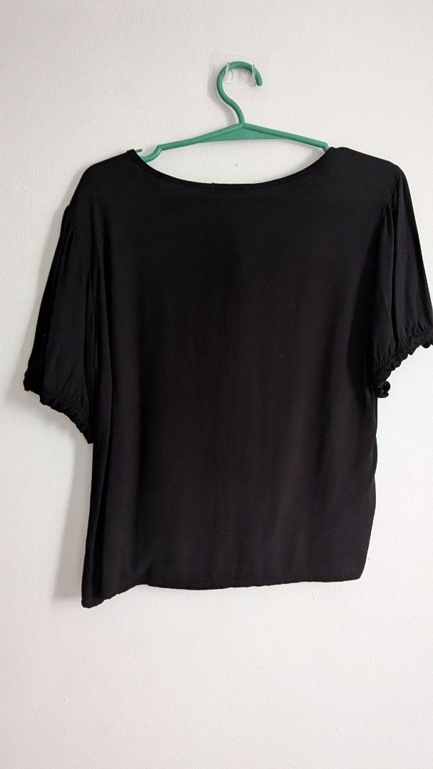 Bossini Black Short Sleeve Top (Category: Blouses) located in Quezon City. Submitted by maff_mallow (Listing ID 1460112944, Image 3). Description: ✅No issue/damages ✅Large size ✅100% Cotton .