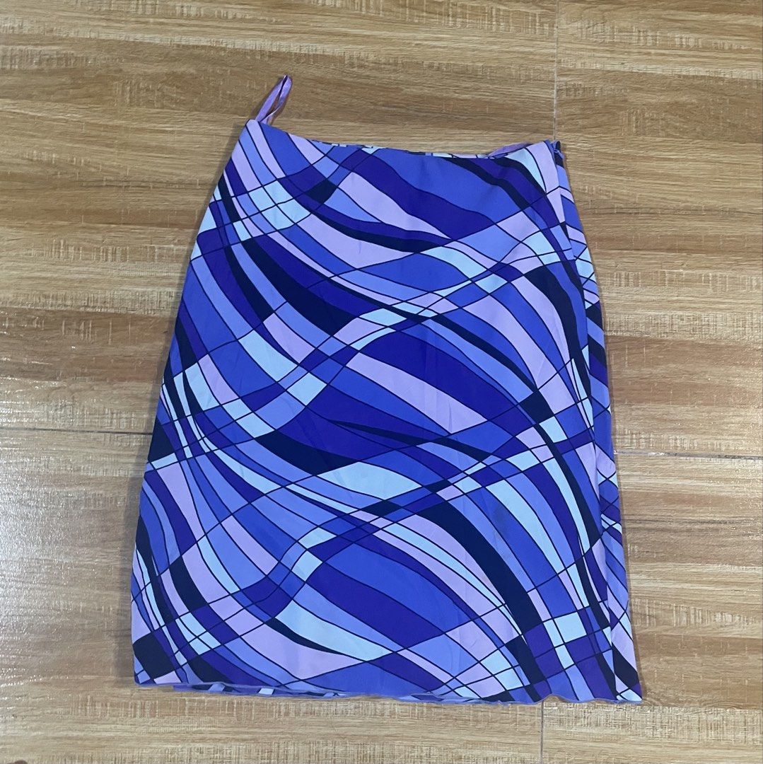 Bossini skirt (Category: Skirts) located in Davao. Submitted by mj_designervintagecurator (Listing ID 1460235823, Image 2). Description: 📌In good condition 📌waist 26- hips 36- length 23 inches.