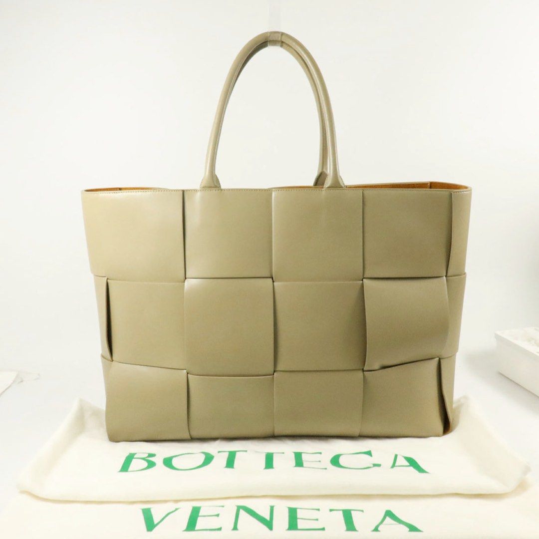 Bottega Arco Tote in Ecru (Category: Luxury Bags & Wallets) located in Taguig. Submitted by sourcedbym (Listing ID 1460124420, Image 2). Description: Excellent condition! No issues really to note. Comes with dustbag! Authentic, ofc. Retail brand new is 250,000 php. Pre-order. Arrives end Sept. Requires a 30% DP to reserve! Pls check @ theresourcemnl on IG for more details or my reviews here on Carousell to help assuage any concerns! 🤍 .