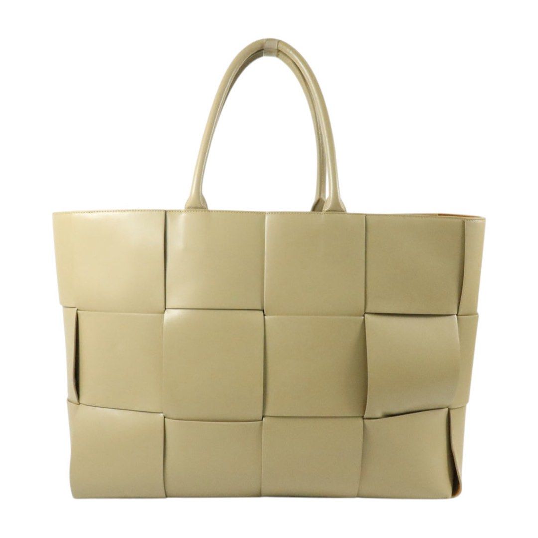 Bottega Arco Tote in Ecru (Category: Luxury Bags & Wallets) located in Taguig. Submitted by sourcedbym (Listing ID 1460124420, Image 1). Description: Excellent condition! No issues really to note. Comes with dustbag! Authentic, ofc. Retail brand new is 250,000 php. Pre-order. Arrives end Sept. Requires a 30% DP to reserve! Pls check @ theresourcemnl on IG for more details or my reviews here on Carousell to help assuage any concerns! 🤍 .