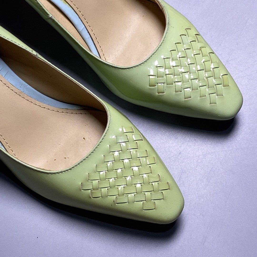 Bottega Veneta Pointed Toe Heels Sandal (Category: Luxury Accessories) located in Bacolod City. Submitted by quiarakazelxx (Listing ID 1460240972, Image 2). Description: Size: 36 Material: Patent Smooth Leather Flaws: Stainn🖊️ The design features Bottega Veneta’s signature intrecciato woven detailing across the top of the pointed toe cap, adding texture to the smooth, reflective finish. Inside, the footbed proudly showcases the vintage gold-stam