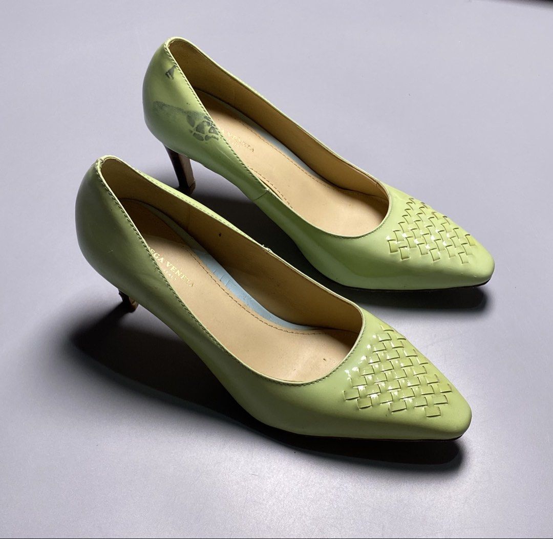 Bottega Veneta Pointed Toe Heels Sandal (Category: Luxury Accessories) located in Bacolod City. Submitted by quiarakazelxx (Listing ID 1460240972, Image 1). Description: Size: 36 Material: Patent Smooth Leather Flaws: Stainn🖊️ The design features Bottega Veneta’s signature intrecciato woven detailing across the top of the pointed toe cap, adding texture to the smooth, reflective finish. Inside, the footbed proudly showcases the vintage gold-stam