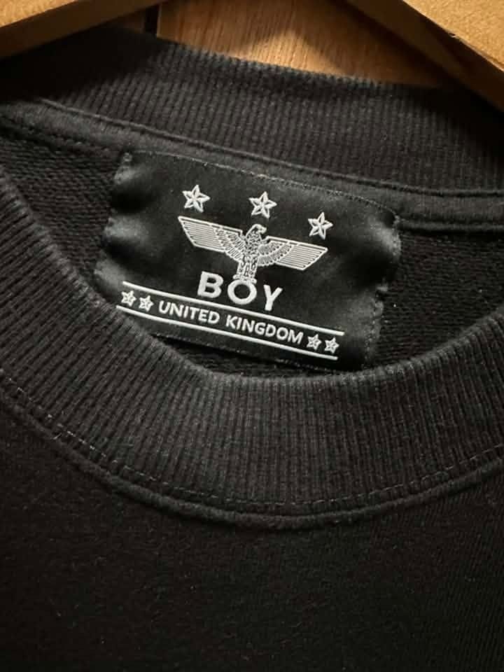 Boy London black cropped sweatshirt (Category: Coats, Jackets and Outerwear) located in Manila. Submitted by thriftedbykab (Listing ID 1460297462, Image 2). Description: ⚙️Size : Medium 💎Condition: 10/10 🚨Color Rate: 10/10 🧨Issue: No ₱350.