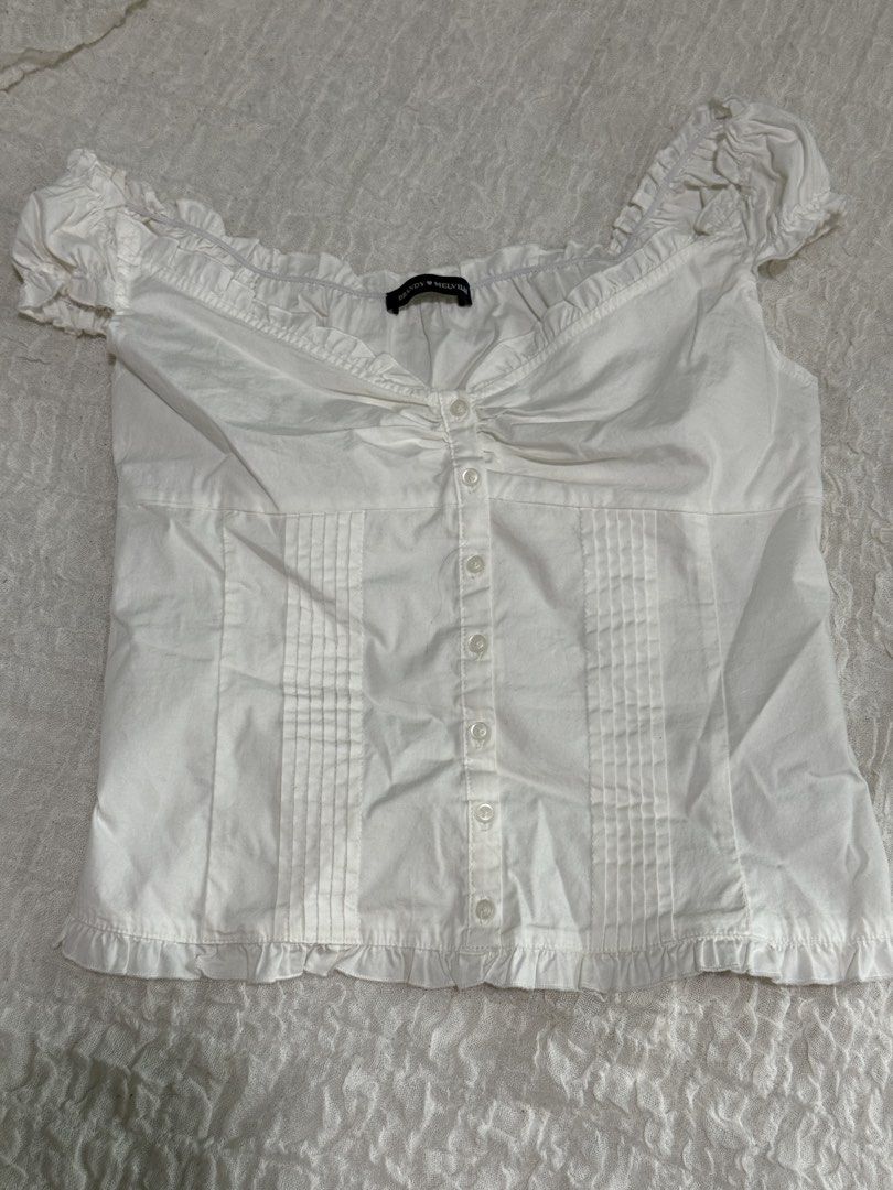 Brandy melville elena top white (Category: Blouses) located in Manila. Submitted by prelovedby_lou (Listing ID 1460162140, Image 1). Description: - never been worn - fits s-medium - bought in singapore got this for $40 (2k in peso).