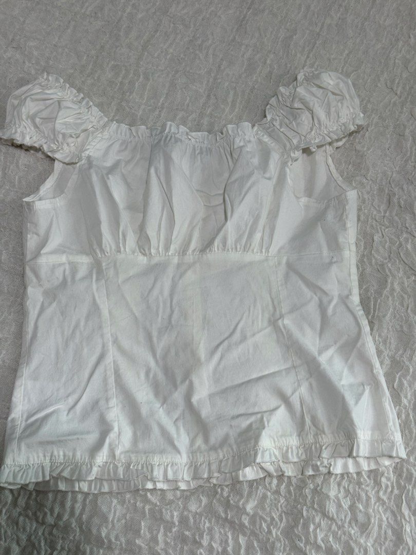 Brandy melville elena top white (Category: Blouses) located in Manila. Submitted by prelovedby_lou (Listing ID 1460162140, Image 2). Description: - never been worn - fits s-medium - bought in singapore got this for $40 (2k in peso).