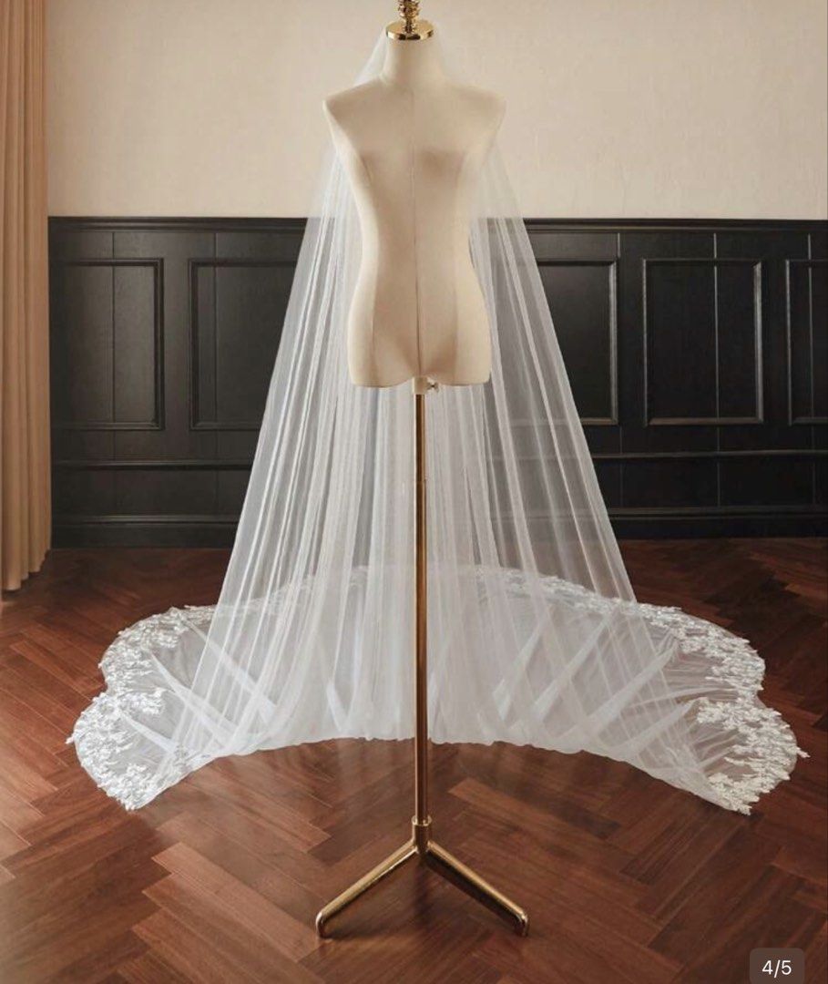 Bridal veil (Category: Evening dresses & gowns) located in Pototan. Submitted by tres_190725 (Listing ID 1460175731, Image 2). Description: One White Floral Elegant Cathedral Train Long Soft Mesh 2024 New Lace Metal Comb Bridal Veil Fall Clothes For Women.