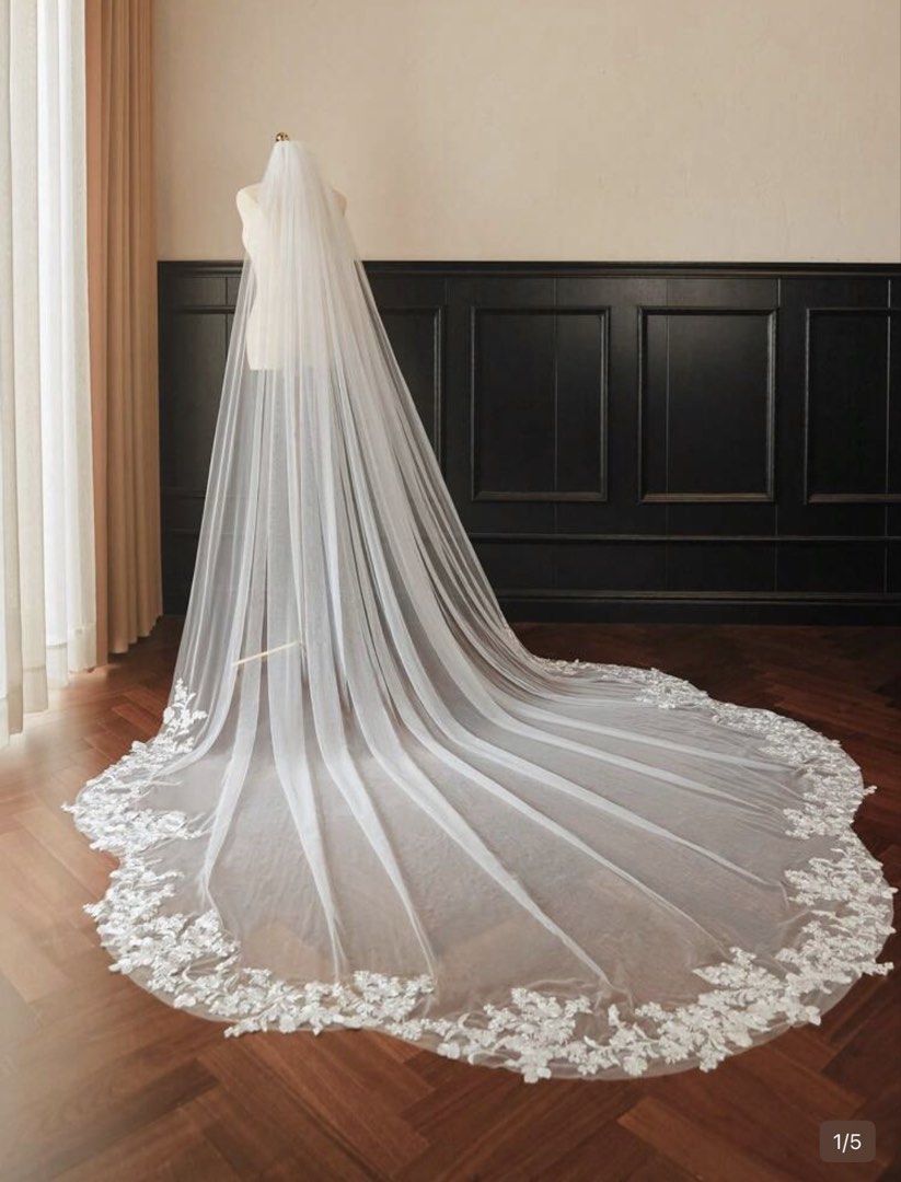 Bridal veil (Category: Evening dresses & gowns) located in Pototan. Submitted by tres_190725 (Listing ID 1460175731, Image 1). Description: One White Floral Elegant Cathedral Train Long Soft Mesh 2024 New Lace Metal Comb Bridal Veil Fall Clothes For Women.