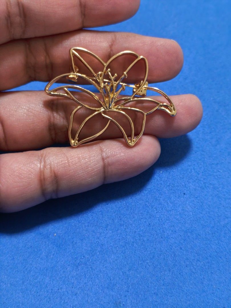 Brooch Pin Flower Minimalist (Category: Brooches) located in Taguig. Submitted by jeannescarlet (Listing ID 1460154466, Image 1). Description: 💎Brand New 💎Alloy Material.