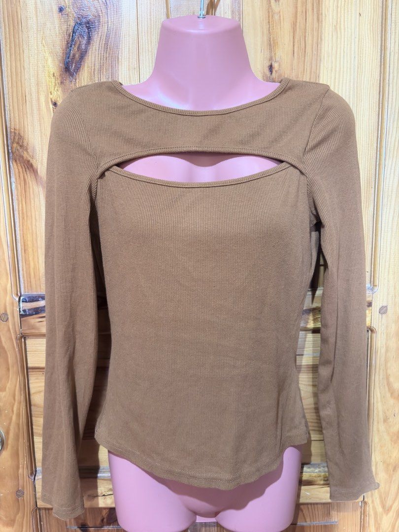 Brown Ribbed Cut-out Long Sleeve Top (Category: Longsleeves) located in Baguio. Submitted by declutterbycys (Listing ID 1460162885, Image 1). Description: - Brown ribbed long-sleeved top - Features a trendy chest cut-out detail - Made with stretchy material for ultimate comfort - Versatile piece: pairs perfectly with jeans or skirts - Effortlessly chic and simple design.