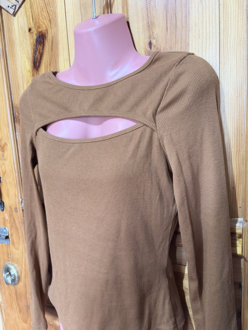 Brown Ribbed Cut-out Long Sleeve Top (Category: Longsleeves) located in Baguio. Submitted by declutterbycys (Listing ID 1460162885, Image 2). Description: - Brown ribbed long-sleeved top - Features a trendy chest cut-out detail - Made with stretchy material for ultimate comfort - Versatile piece: pairs perfectly with jeans or skirts - Effortlessly chic and simple design.