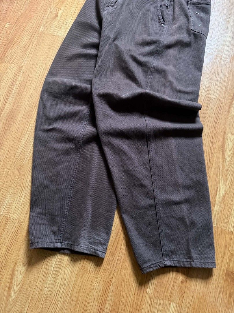 Brown Wide Leg Barrel Pants (Category: Jeans) located in Angeles City. Submitted by repurposedwear (Listing ID 1460200260, Image 3). Description: Comfy brown wide leg pants with classic five-pocket styling. Features unique stitching on back pockets. Button and zip closure. Perfect for casual wear. Issues : none, just needs sum wash ✌️ psg out, must have 🫵 clean choco brown color 🔥 Dimes : W : 30 L : 42 T : 14.5 H : 8.5.
