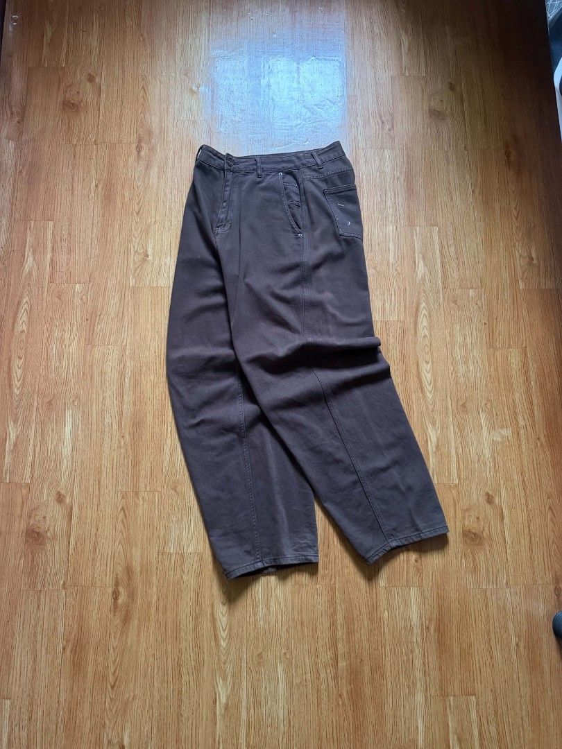Brown Wide Leg Barrel Pants (Category: Jeans) located in Angeles City. Submitted by repurposedwear (Listing ID 1460200260, Image 1). Description: Comfy brown wide leg pants with classic five-pocket styling. Features unique stitching on back pockets. Button and zip closure. Perfect for casual wear. Issues : none, just needs sum wash ✌️ psg out, must have 🫵 clean choco brown color 🔥 Dimes : W : 30 L : 42 T : 14.5 H : 8.5.