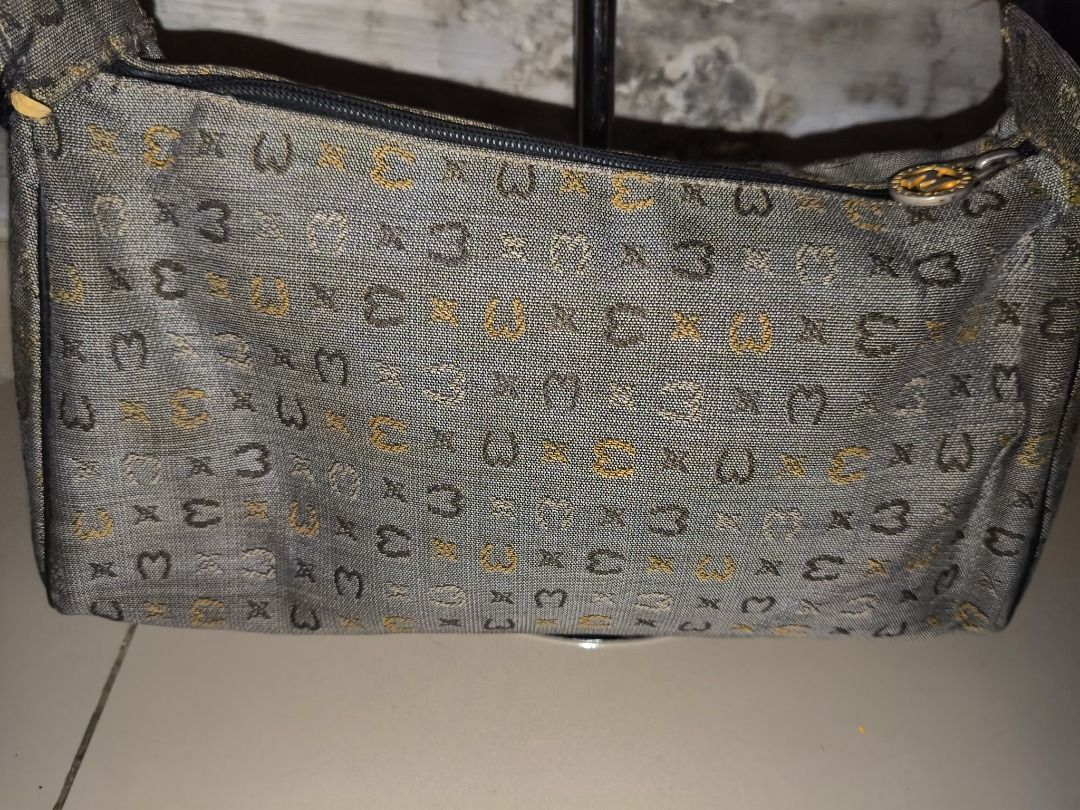 Bundle Metrocity Shoulder Bag code 2 (Category: Shoulder Bags) located in Johor Bahru. Submitted by n.c1983 (Listing ID 1460168142, Image 2). Description: - Rujuk gambar dan baca detail sebelum inbox - Saya menjual item bundle - Don’t ask me if the item is ORIGINAL / AUTHENTIC or not - Tidak pasti sama ada item yang saya jual original atau tidak.. - Beg bundle biasa ada kesan pemakaian dan defect & NO 100% PERFECT - Harga nett / do not offer me. 