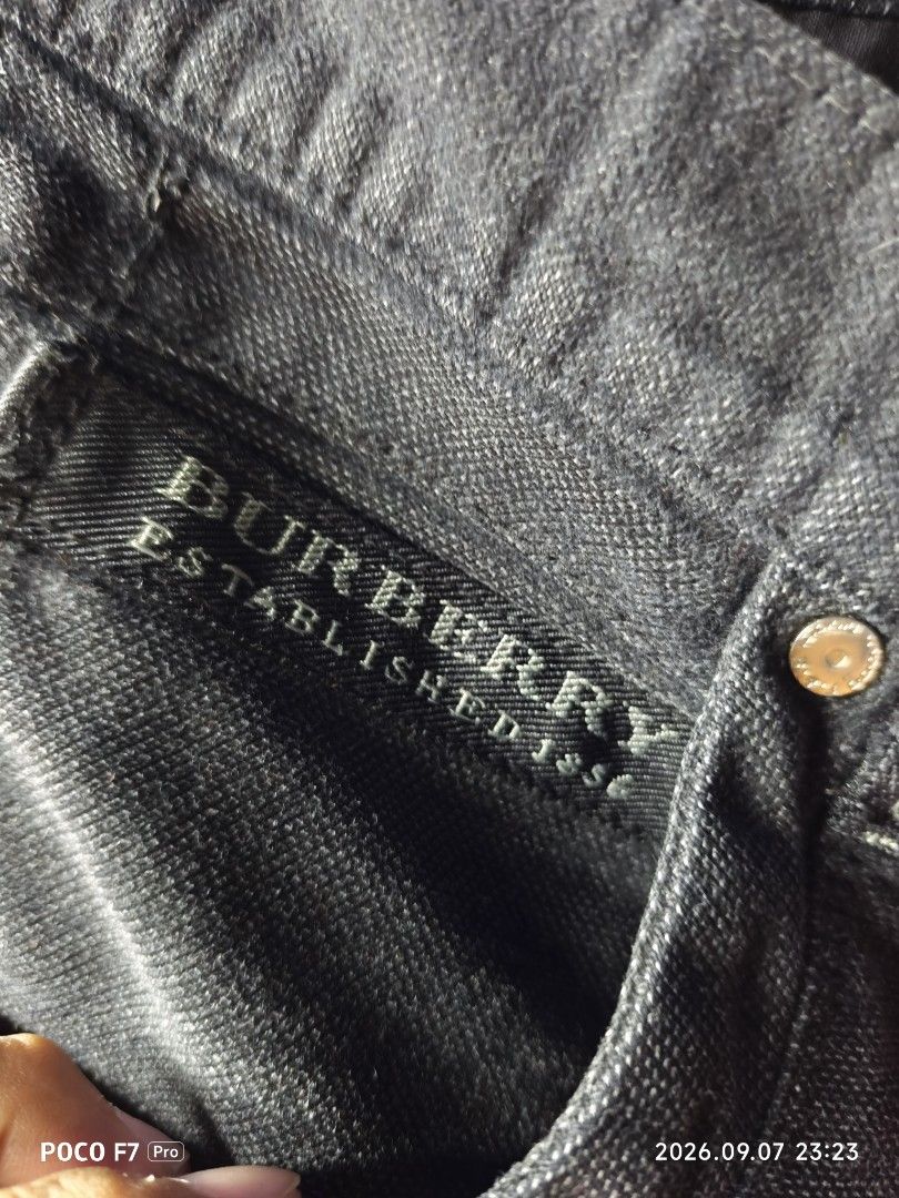 Burberry (Category: Jeans) located in Mexico. Submitted by josephnuqui1980 (Listing ID 1460273155, Image 3). Description: Burberry pants for sale issue 1 small pinhole at the leg but unnoticeable.