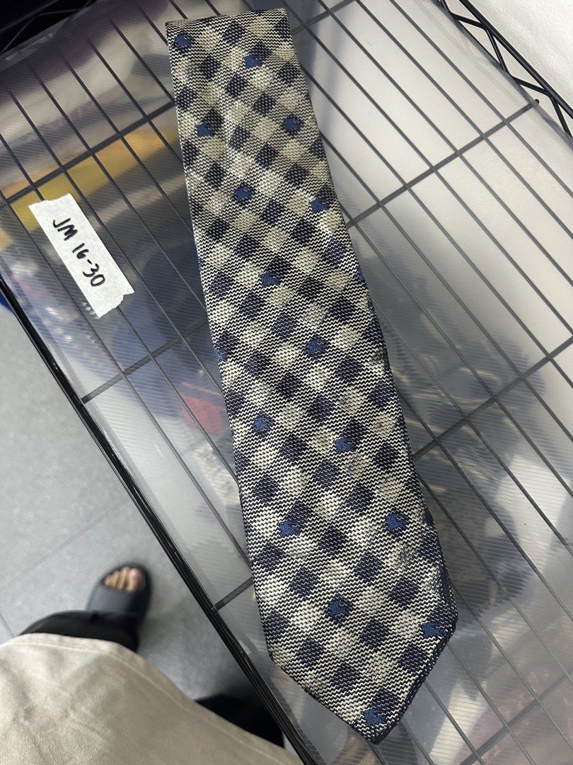 burberry tie (Category: Ties) located in Manila. Submitted by declutterpromax (Listing ID 1460200617, Image 1). Description: .