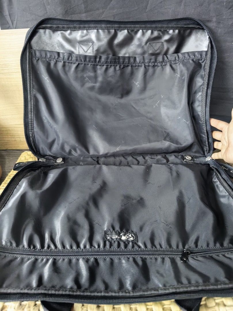 Business bag (Category: Briefcases) located in Calamba. Submitted by princesspauliney. (Listing ID 1460129860, Image 2). Description: Good as new no damage or flaws 13x17inches.
