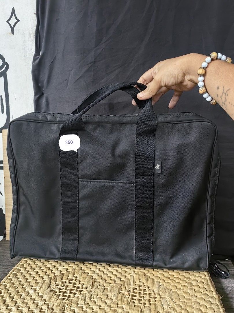Business bag (Category: Briefcases) located in Calamba. Submitted by princesspauliney. (Listing ID 1460129860, Image 1). Description: Good as new no damage or flaws 13x17inches.