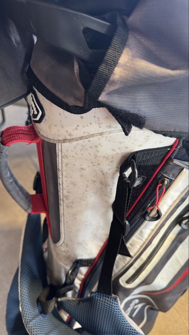 Callaway Women’s Golf Bag (Category: Golf) located in Quezon City. Submitted by elleliv (Listing ID 1460259472, Image 3). Description: - Used Callaway golf bag - Ample pocket space for all your golf essentials - Has stains and cloth has faded so i’m really selling it low 🥲 bought for 30k.