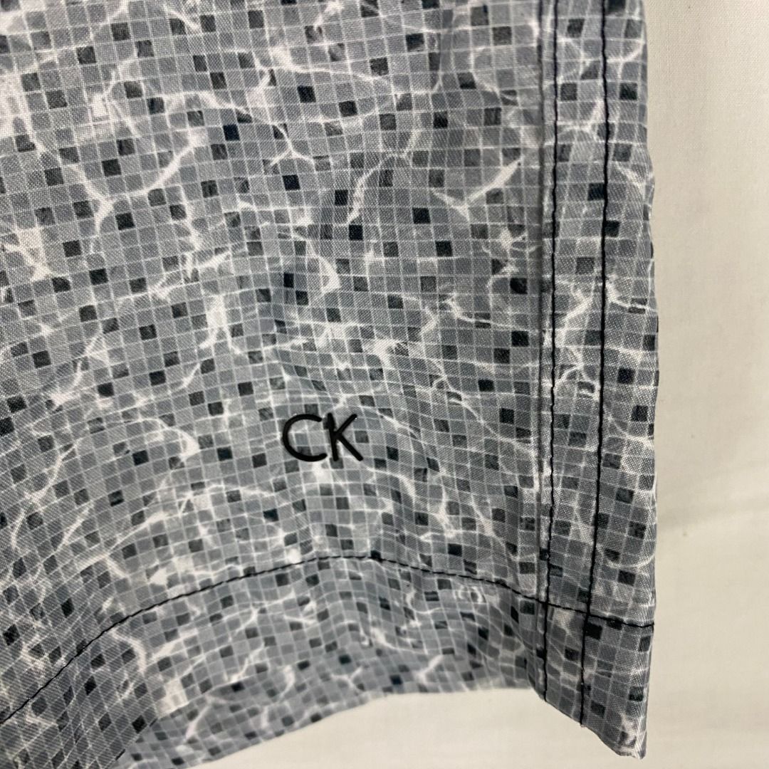 Calvin Klein Micro-Grid Swim Trunks / Grey & Black Water Pattern / Size M (32-34) (Category: Activewear) located in Antipolo. Submitted by canadafindss (Listing ID 1460290682, Image 2). Description: Visit & Follow Canada Finds for more premium imported streetwear, activewear, and athletic essentials from Canada 🇨🇦 Explore our full catalog of authentic pieces: https://www.carousell.ph/u/canadafindss Calvin Klein Micro-Grid Swim Trunks / Grey & B