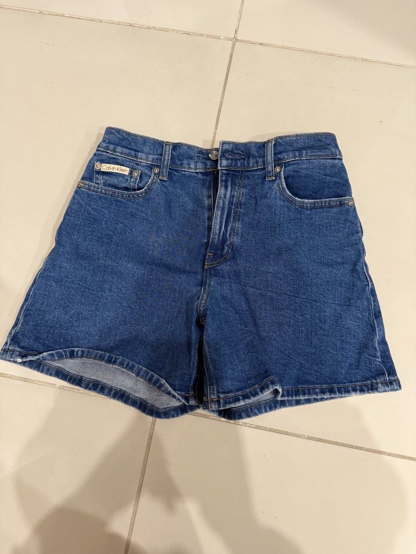 CALVIN KLEIN STRETCHABLE SHORTS (Category: Shorts) located in Manila. Submitted by ksywn (Listing ID 1460293717, Image 1). Description: SIZE 26 good condi from canada authentic.