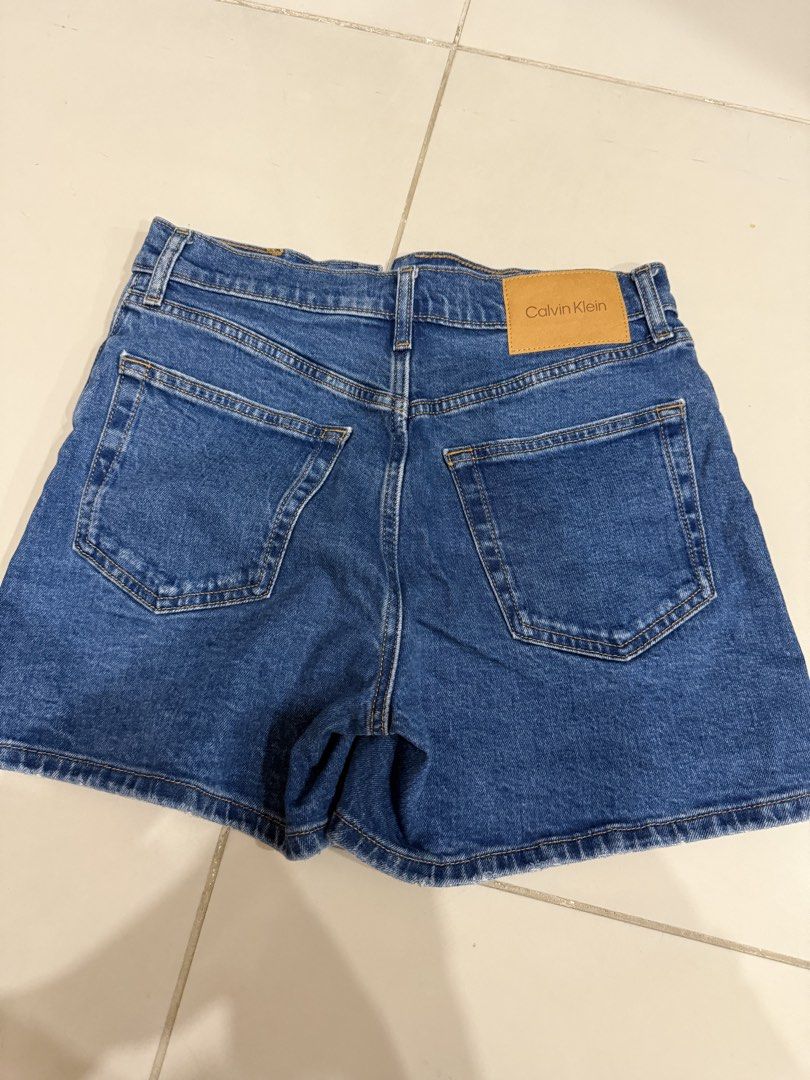 CALVIN KLEIN STRETCHABLE SHORTS (Category: Shorts) located in Manila. Submitted by ksywn (Listing ID 1460293717, Image 2). Description: SIZE 26 good condi from canada authentic.