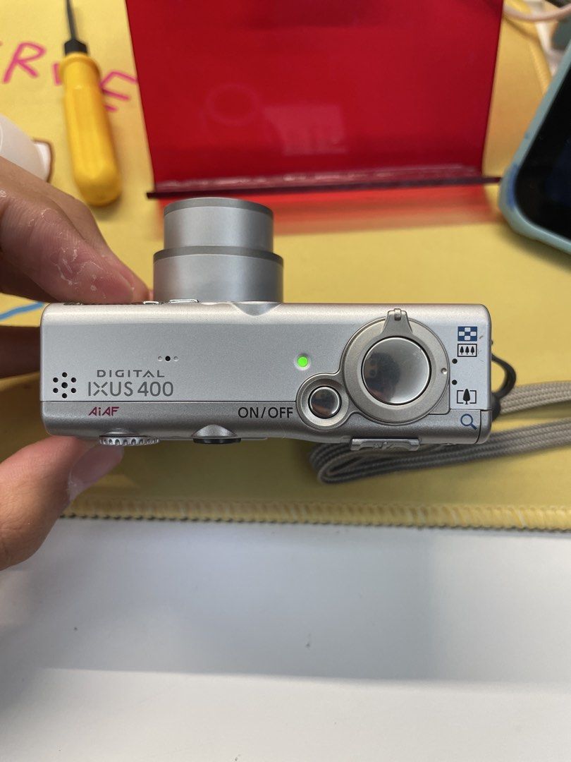 Canon IXUS 400 數碼相機 （分類：相機）位於 Hong Kong。 由 nathan315 提交（商品編號 1460214542，圖片 2）。簡介： Canon IXUS 400 數碼相機，銀色。機身小巧，方便攜帶。操作簡單，適合新手。影相質素唔錯，記錄生活點滴一流。有掛繩、一嚿電池、電池充電器。注：儲存卡卡槽蓋損壞需要用膠紙黐住如果唔係開唔到機，所有功能正常有512mb cf card。