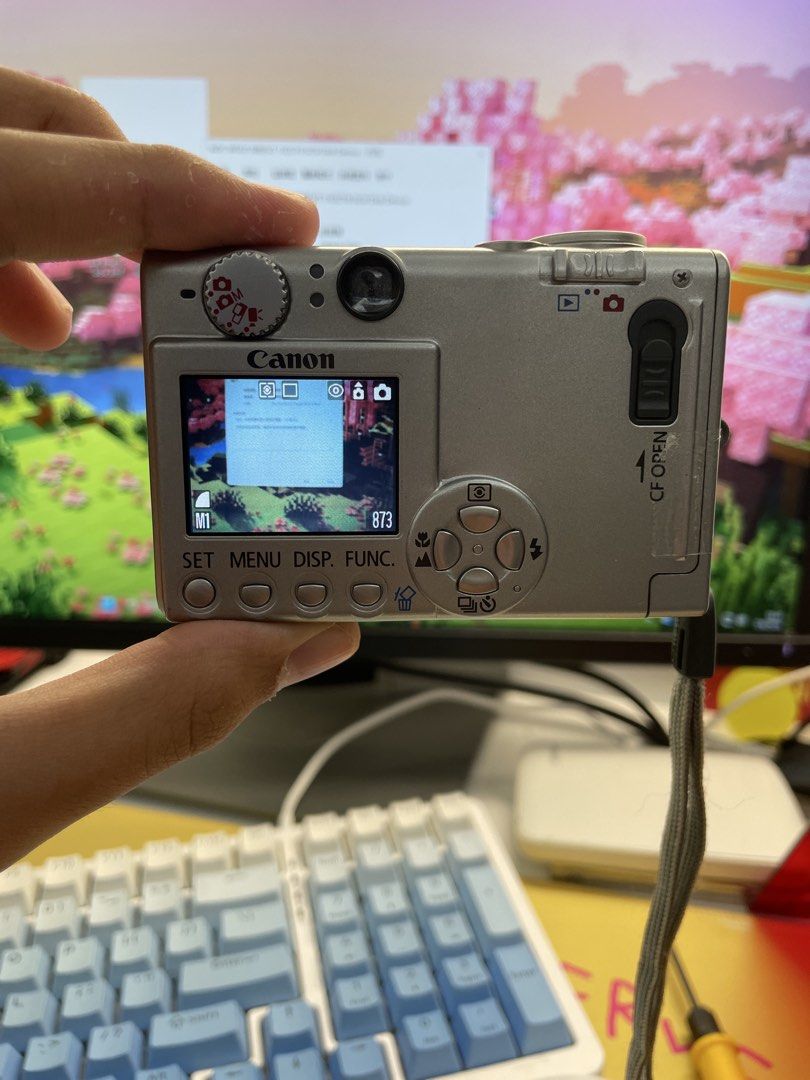 Canon IXUS 400 數碼相機 （分類：相機）位於 Hong Kong。 由 nathan315 提交（商品編號 1460214542，圖片 1）。簡介： Canon IXUS 400 數碼相機，銀色。機身小巧，方便攜帶。操作簡單，適合新手。影相質素唔錯，記錄生活點滴一流。有掛繩、一嚿電池、電池充電器。注：儲存卡卡槽蓋損壞需要用膠紙黐住如果唔係開唔到機，所有功能正常有512mb cf card。