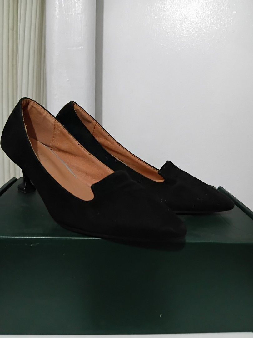 Cardams Black Suede Pointed Toe Kitten Heels (Category: Heels) located in Mandaluyong City. Submitted by cheshireshoppe (Listing ID 1460205122, Image 2). Description: - Sleek black suede material - Elegant pointed toe - Comfortable kitten heel for a touch of height - Effortless slip-on design - Versatile: dress up or down Size 36.