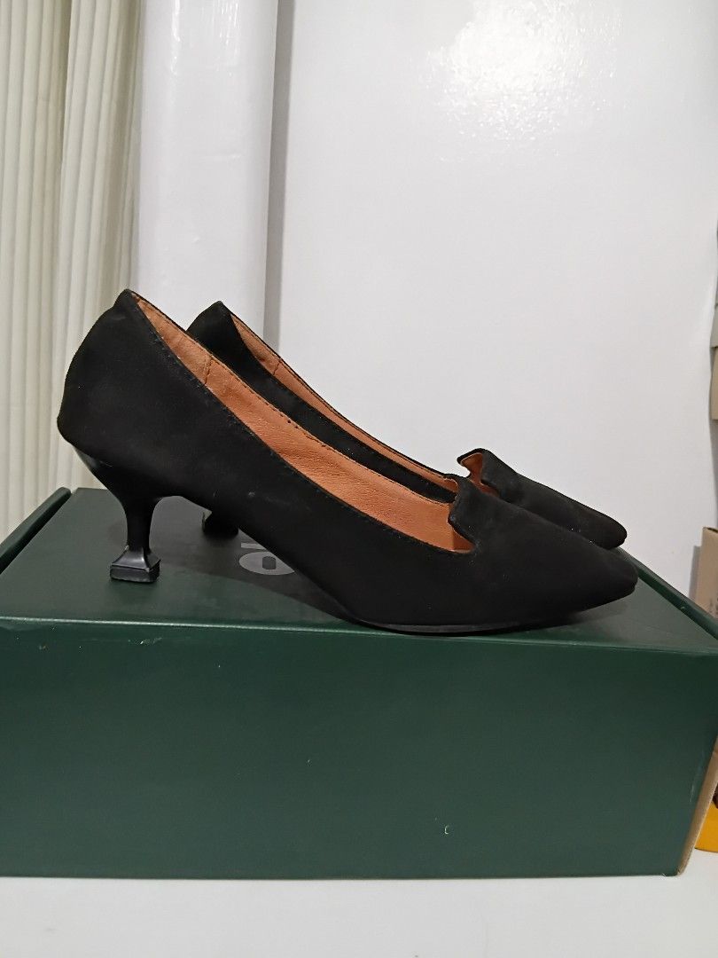 Cardams Black Suede Pointed Toe Kitten Heels (Category: Heels) located in Mandaluyong City. Submitted by cheshireshoppe (Listing ID 1460205122, Image 1). Description: - Sleek black suede material - Elegant pointed toe - Comfortable kitten heel for a touch of height - Effortless slip-on design - Versatile: dress up or down Size 36.