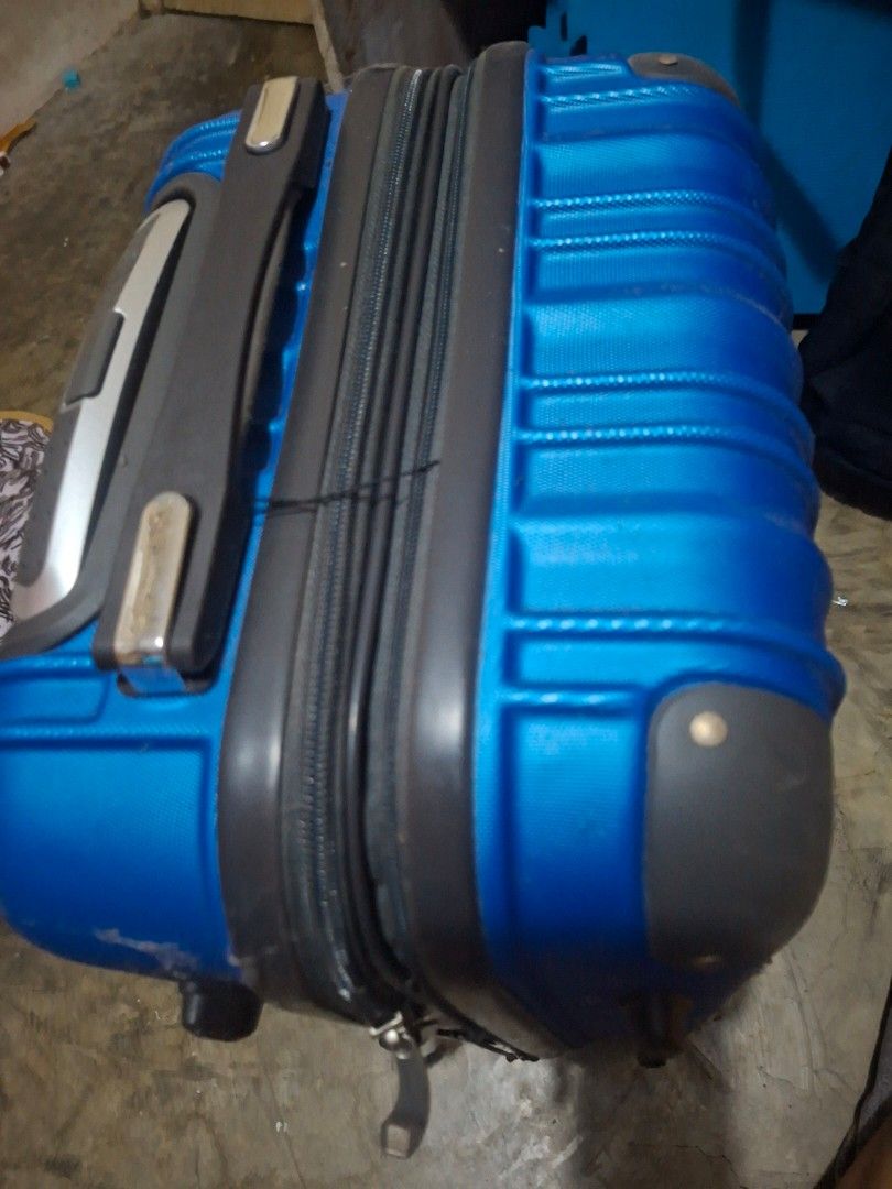 Carry-on luggage (Category: Luggage) located in Manila. Submitted by rubyyy.14 (Listing ID 1460192216, Image 2). Description: Only used once for international trip tas nakatambak na. Bought these for 4500 selling only for 2500 With TSA lock. Expandable din. .