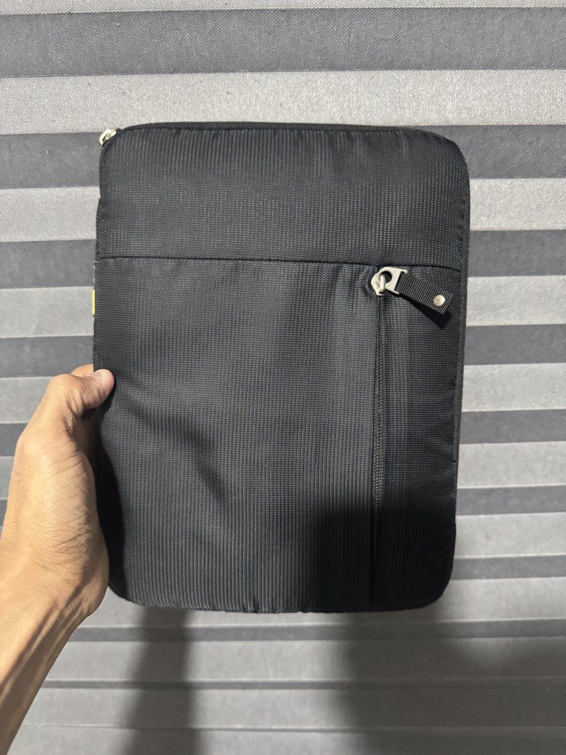 Case Logic iPad Pouch 11inch (Category: Cases & Sleeves) located in Manila. Submitted by Shoppify (Listing ID 1460278294, Image 1). Description: .