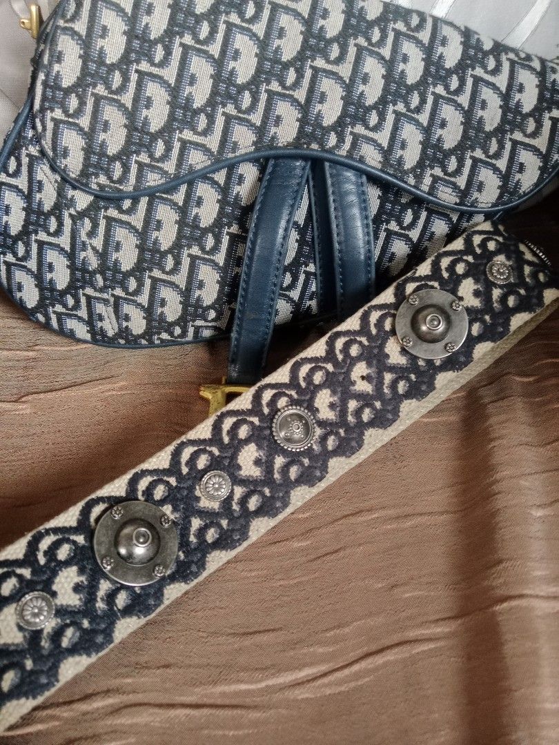 CD - crossbody bag (Category: Cross-body Bags) located in Manila. Submitted by mamapards17 (Listing ID 1460117203, Image 3). Description: .