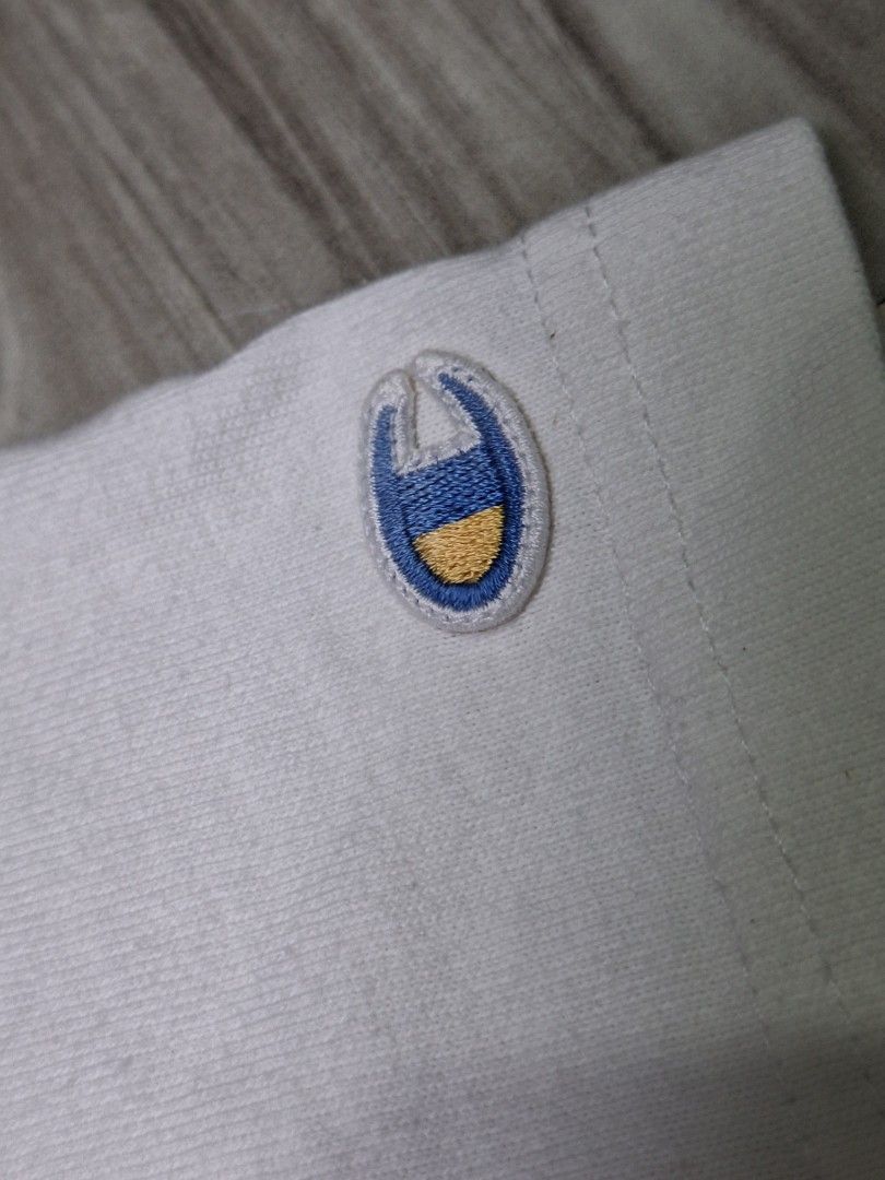 CHAMPION SMALL LOGO REVERSE WEAVE TSHIRT (freeshipping) (Category: Tshirts & Polo Shirts ) located in Quezon City. Submitted by gyl-stop (Listing ID 1460107405, Image 3). Description: free shipping 23 x 29.5 excellent condi cr: 9.5/10 issue: none.
