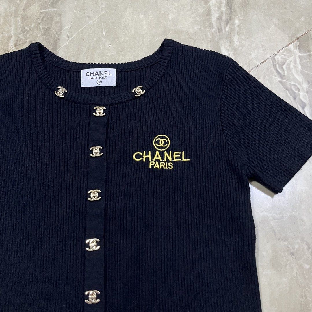 CHANEL BOUTIQUE KNITTED TOPS (Category: Luxury Apparel) located in Marikina City. Submitted by arniejane23 (Listing ID 1460149477, Image 3). Description: CHANEL BOUTIQUE KNITTED TOPS SIZE SMALL TO MEDIUM DIMENSION WIDTH - 16.5 strechable!! LENGTH - 17.5 MISSING WASHTAGS NO ISSUE/NO FLAWS EXCELLENT!! 📩📩📩.
