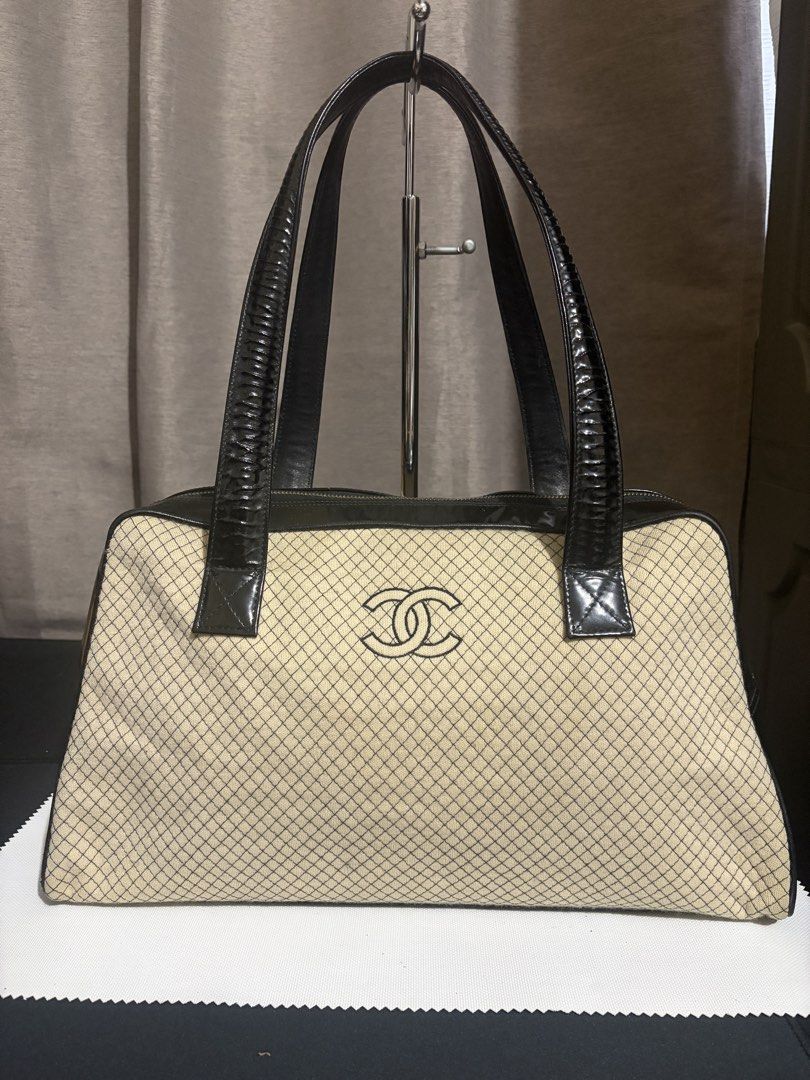 chanel bowling bag (Category: Luxury Bags & Wallets) located in Bay. Submitted by bunini7 (Listing ID 1460181616, Image 2). Description: authentic.