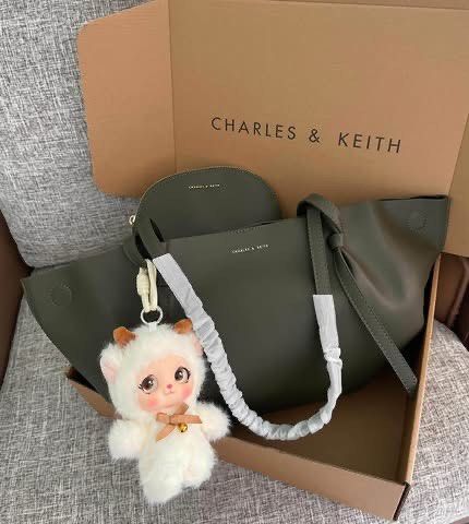 Charles & Keith Calla Tote Bag in Dark Moss (Category: Tote Bags) located in Manila. Submitted by YSABELLE_MARGARETTE (Listing ID 1460140293, Image 1). Description: with box and paper bag mall pull out ✅ payment first thru gcash or bdo lalamove around manila.