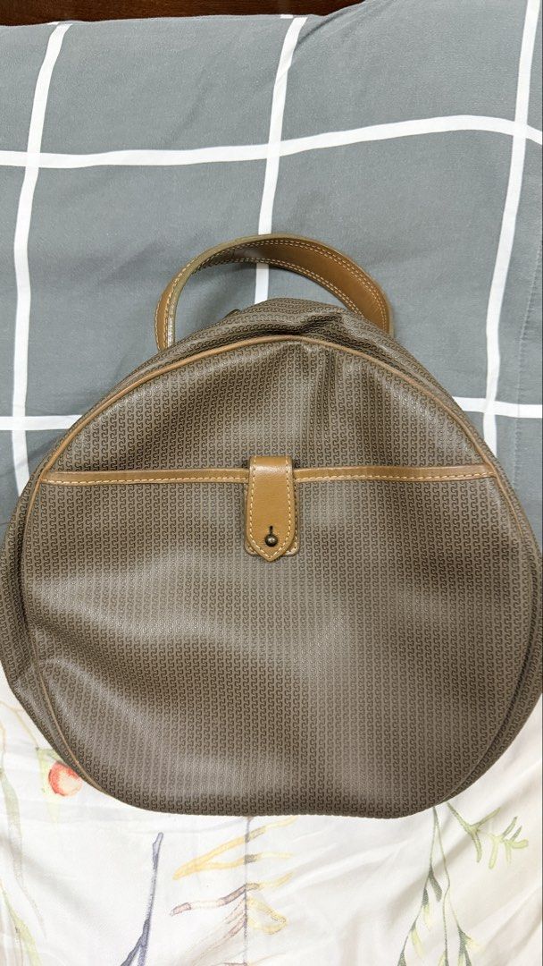 Charles Jourdan Vintage Handbag (Category: Luxury Bags & Wallets) located in Manila. Submitted by declutteringlot (Listing ID 1460271400, Image 2). Description: .