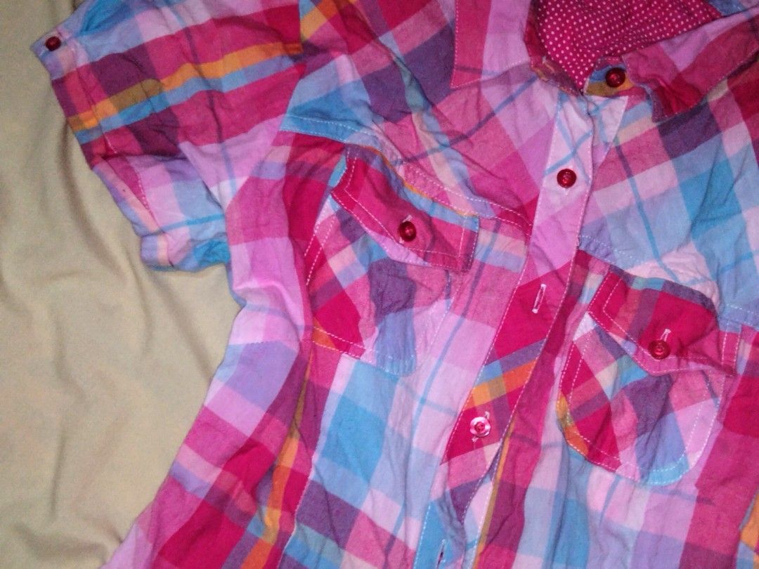 Checkered Pink Blouse for Women (Category: Blouses) located in Cebu City. Submitted by nique.kuan (Listing ID 1460272380, Image 2). Description: M-L size Loose fit. Fabric's still good. Kinda large if you have a smaller body..