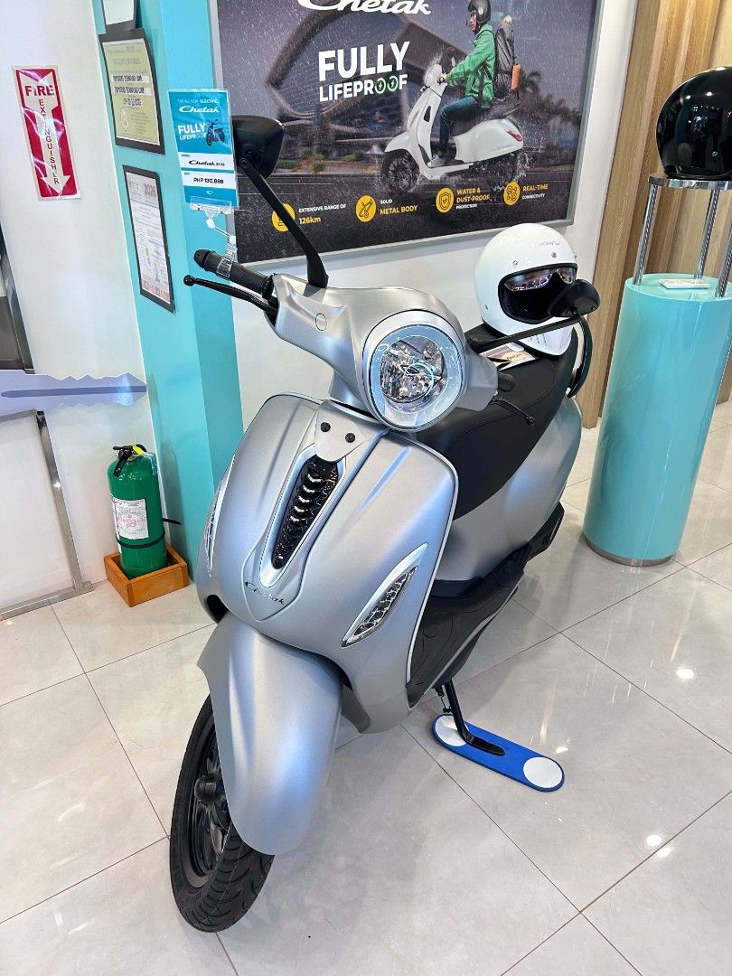 Chetak 3503 electric scooter/motorcycle (Category: Motorbikes for Sale) located in Muntinlupa City. Submitted by chetak_alabang (Listing ID 1460118074, Image 2). Description: Chetak 3503 - electric scooter! -extensive range -solid steel body -ip 67 protection -real time connectivity.