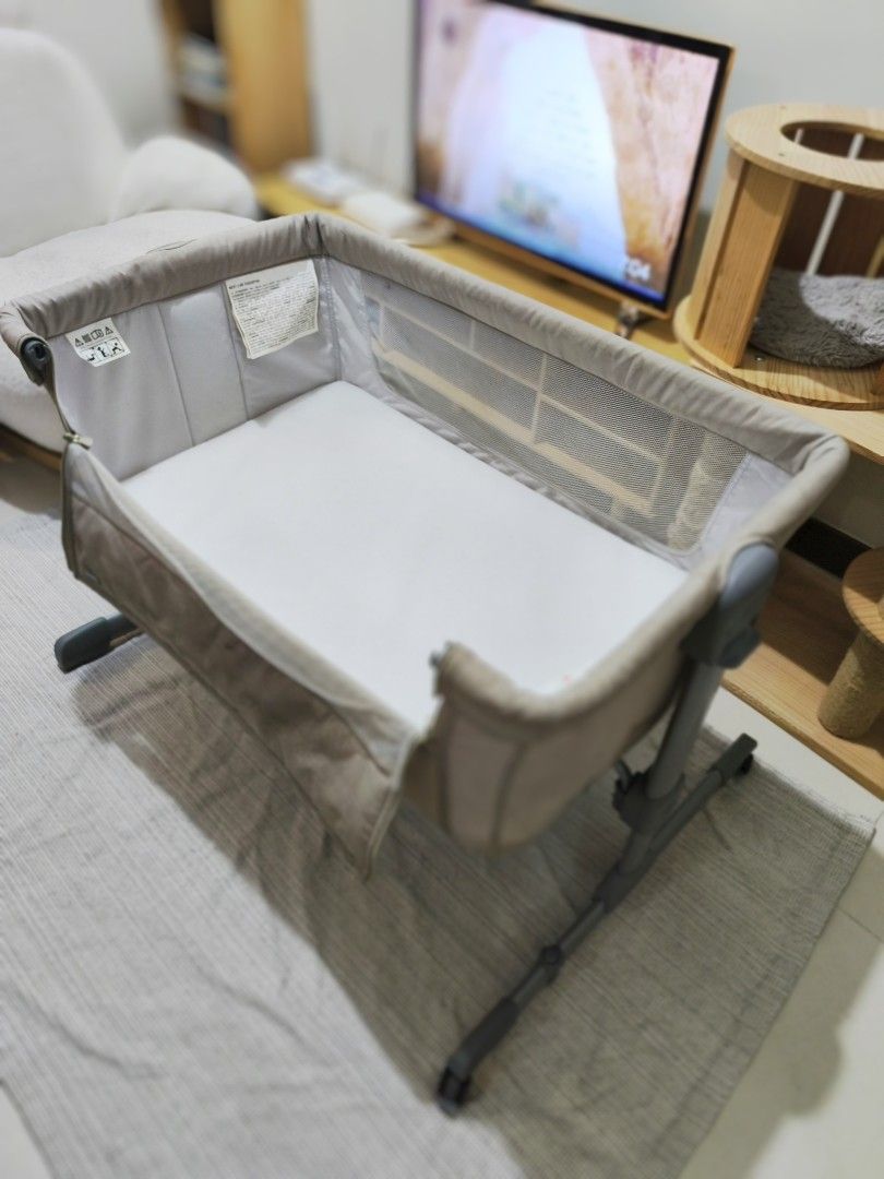 Chicco Next2Me Essential Co-Sleeping Crib Beige (Category: Cots & Cribs) located in Pasig City. Submitted by mmdaswani (Listing ID 1460217294, Image 2). Description: - Chicco Next2Me Essential crib - For babies not yet standing on their own - Can be cosleeping or separate - Foldable feet fit easily under beds - 3D mesh windows for good airflow - Ergonomic mattress for comfort - Wheels with brakes for easy movement - Can be tilted for baby's comfo
