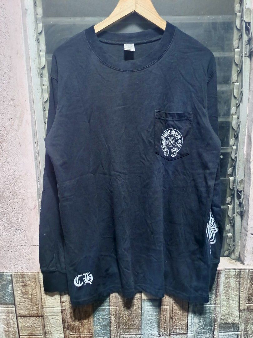 CHROME HEARTS SWEATSHIRT (Category: Coats, Jackets and Outerwear) located in Rosario. Submitted by .jcbrzy (Listing ID 1460235571, Image 2). Description: 21 x 29, hairlines issue.